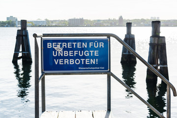 Verbotsschild in Kiel an der Kiellinieam Liegeplatz Küstenschutzbootes Falshöft der Wasserpolizei...