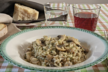 risotto ai funghi champignons primo piano
