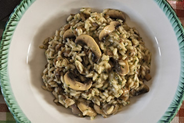 risotto ai funghi champignons dall'alto piatto tagliato