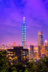 Fototapeta premium Beautiful Taiwan cityscape of and Taipei 101 building at sunset