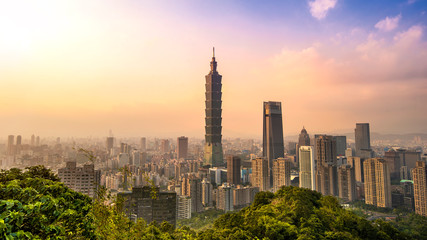 Fototapeta premium Piękny pejzaż Tajwanu i budynek Taipei 101 o zachodzie słońca