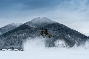 Fototapeta na wymiar Bundeswehrhubschrauber bei der Landung im Schnee