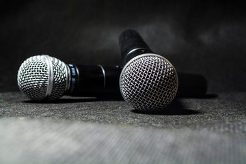 Obraz premium The electric microphone on a monophonic black background. Equipment for the singer or blogger. Music. Technologies.