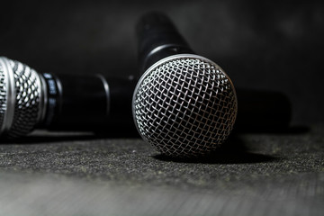 Obraz premium The electric microphone on a monophonic black background. Equipment for the singer or blogger. Music. Technologies.