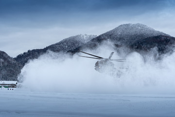Bundeswehrhubschrauber bei der Landung im Schnee