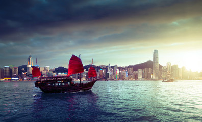 Naklejka premium Port w Hongkongu w czasie zachodu słońca