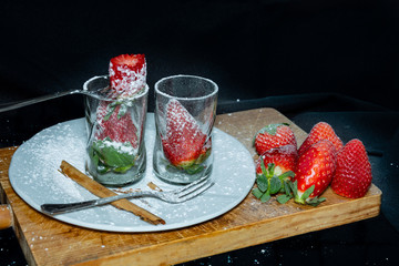 Comiendo Postre de Fresas con canela 