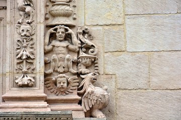 Detalle en la fachada del museo arqueológico de Granada