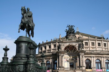 Fototapeta na wymiar Semperoper (opera house) in Dresden, Germany