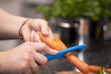 Frisches Gemüse schälen und gesundes Essen genießen 