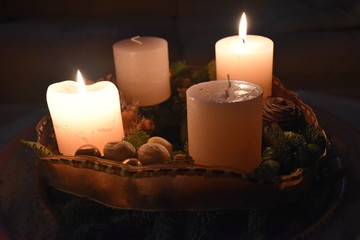brennende Adventskranzkerze