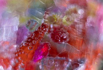 Kolorowe bąbelki z kolorowymi koralikami makro - obrazy, fototapety, plakaty