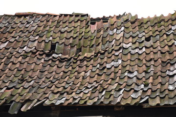 eingefallenes Ziegeldach