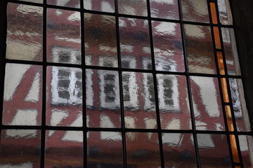 Fachwerk durch Glasscheibe