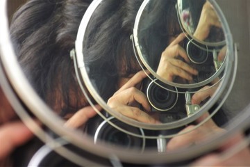 Loop of images between two mirrors