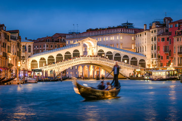 Rialtobrücke in Venedig, Italien - obrazy, fototapety, plakaty