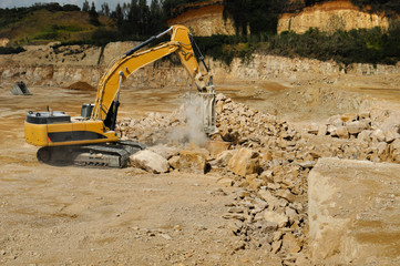 Excavadora con martillo en cantera 2