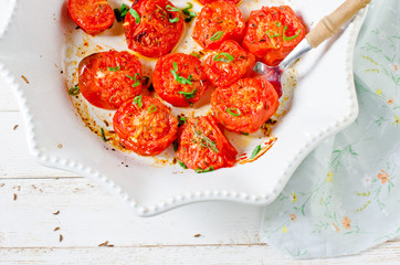 Baked tomatoes with herbs and spices