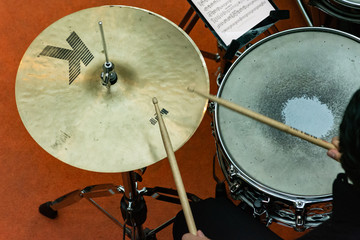 Baterista en plena ejecución en concierto