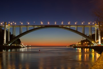 Vista da ponte da Arrábida, Porto Portugal, durante o pôr-do-sol