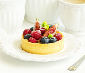 sand tartlet with berries.