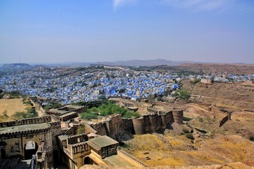 Fototapeta na wymiar Vue sur la ville de Jodhpur ou aussi appelée la ville bleue depuis le Fort de Mehrangarh qui la surplomple
