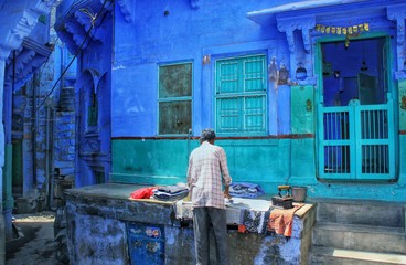 Un homme repassant du linge avec un vieux fer en pleine rue de Jodhpur ou 