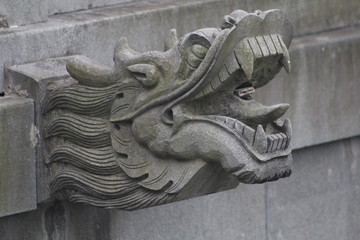 escultura de piedra dentro de templo budista