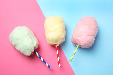 Rolgordijnen Straws with yummy cotton candy on color background, top view © New Africa