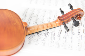 Naklejka premium Violín sobre partitura