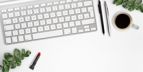 aufgeräumter moderner Computer-Arbeitsplatz