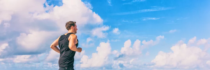 Photo sur Plexiglas Jogging Courir fit jeune homme athlète coureur jogging exercice cardio sur panorama de bannière de fond de ciel bleu. Vie saine et active.