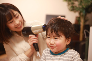 ドライヤーをかける親子