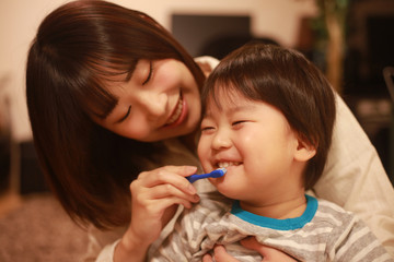 歯磨きする親子