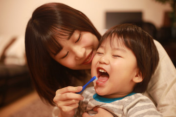 歯磨きする親子