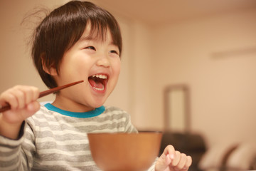 食事する男の子