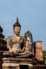 Obraz premium The art such as temple building and sculpture about Buddhism religion in the old city where called Sukhothai in the sunny day. 