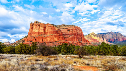 Fototapeta na wymiar The red rock mountain Courthouse Butte between the Village of Oak Creek and Sedona in Northern Arizona in Coconino National Forest in the United States