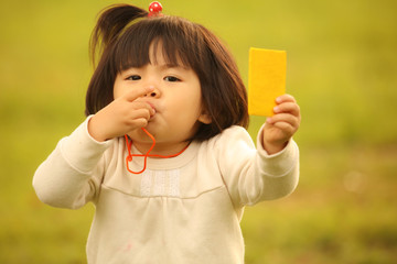 イエローカードを出す女の子