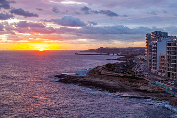 Picturesque dawn of the sun at the sea