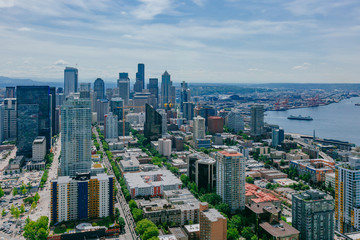 Naklejka premium Buildings and streets of downtown by Elliot Bay in Seattle, USA
