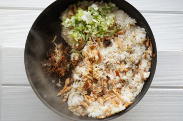 鰹のなまり節チャーハンの調理中