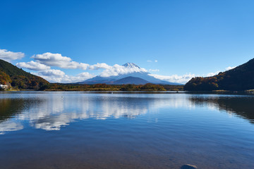 山梨県　秋の精進湖と富士山
