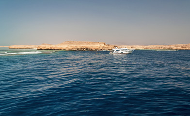 Obraz premium Sinai mountains and picturesque landscapes of the red sea in Egypt. Boat trip on the red sea