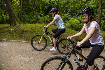 Obraz premium Healthy lifestyle - people riding bicycles in city park
