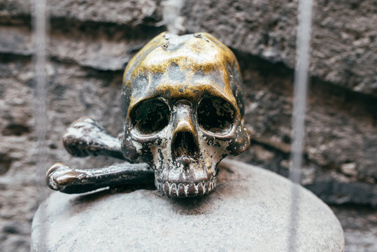 The scull in metal . On the streets of Napoly, Italy