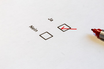 Auswahlfeld JA Nein in deutscher Sprache mit Blauen/roten Stift und Abstimmungshaken