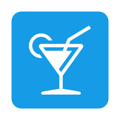 Icono plano silueta de copa de cocktail en cuadrado azul
