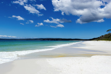 Fototapeta na wymiar The white sands of Hyams Beach in Jervis Bay, Australia