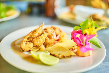 assiette de beignets de crevettes , créole, île de la réunion